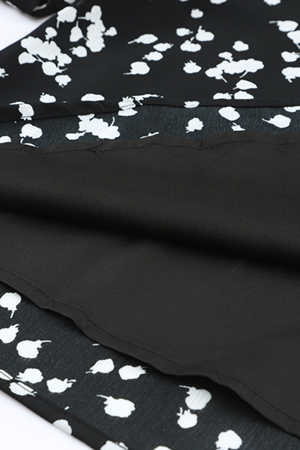 Schwarze, bedruckte, gekräuselte Bluse mit geschlitztem Ausschnitt