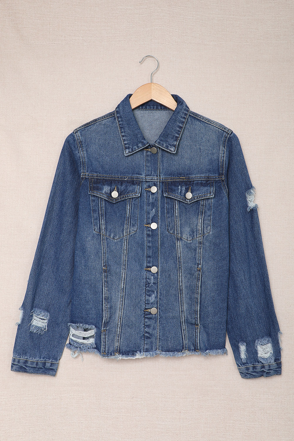 Himmelblaue Jeansjacke mit Distressed-Revers und unversäubertem Saum und Knöpfen