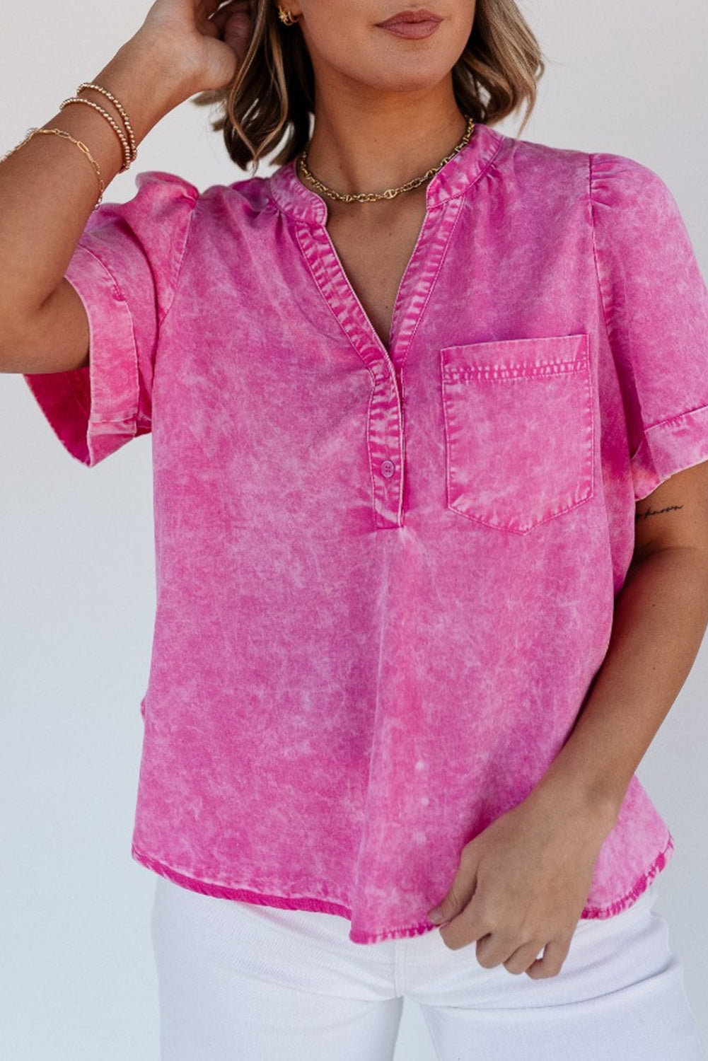 Top in denim rattoppato con tasca con collo diviso e lavaggio minerale rosa brillante