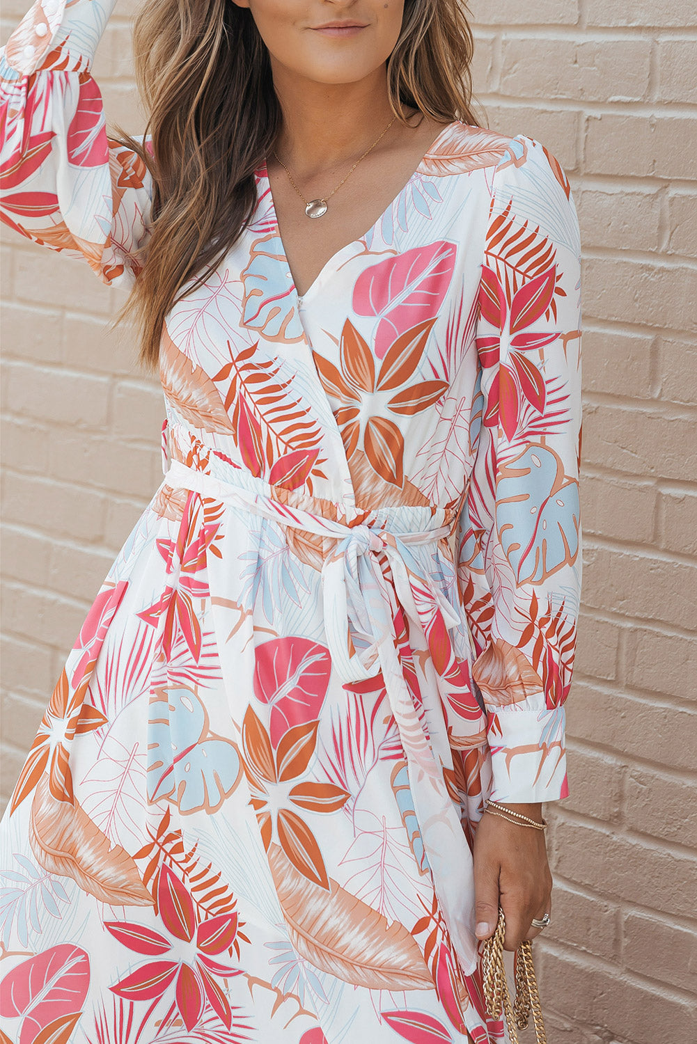 Maxi haljina s V-izrezom i prorezom s dugim rukavima s printom tropskih biljaka