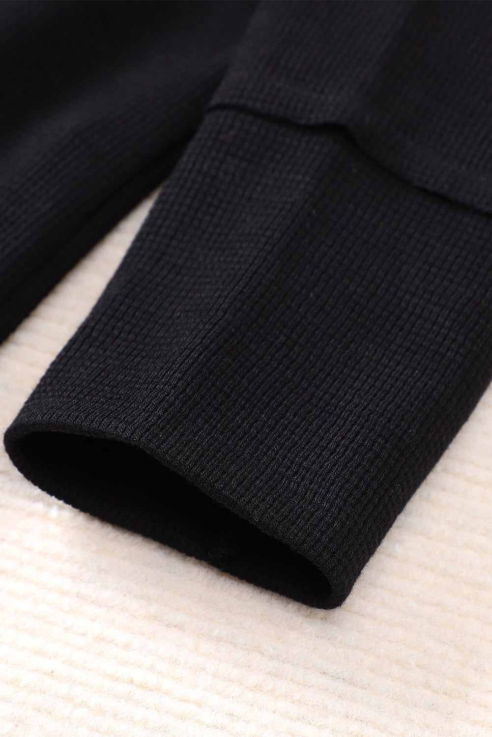 Črna vafelj pletena majica Henley