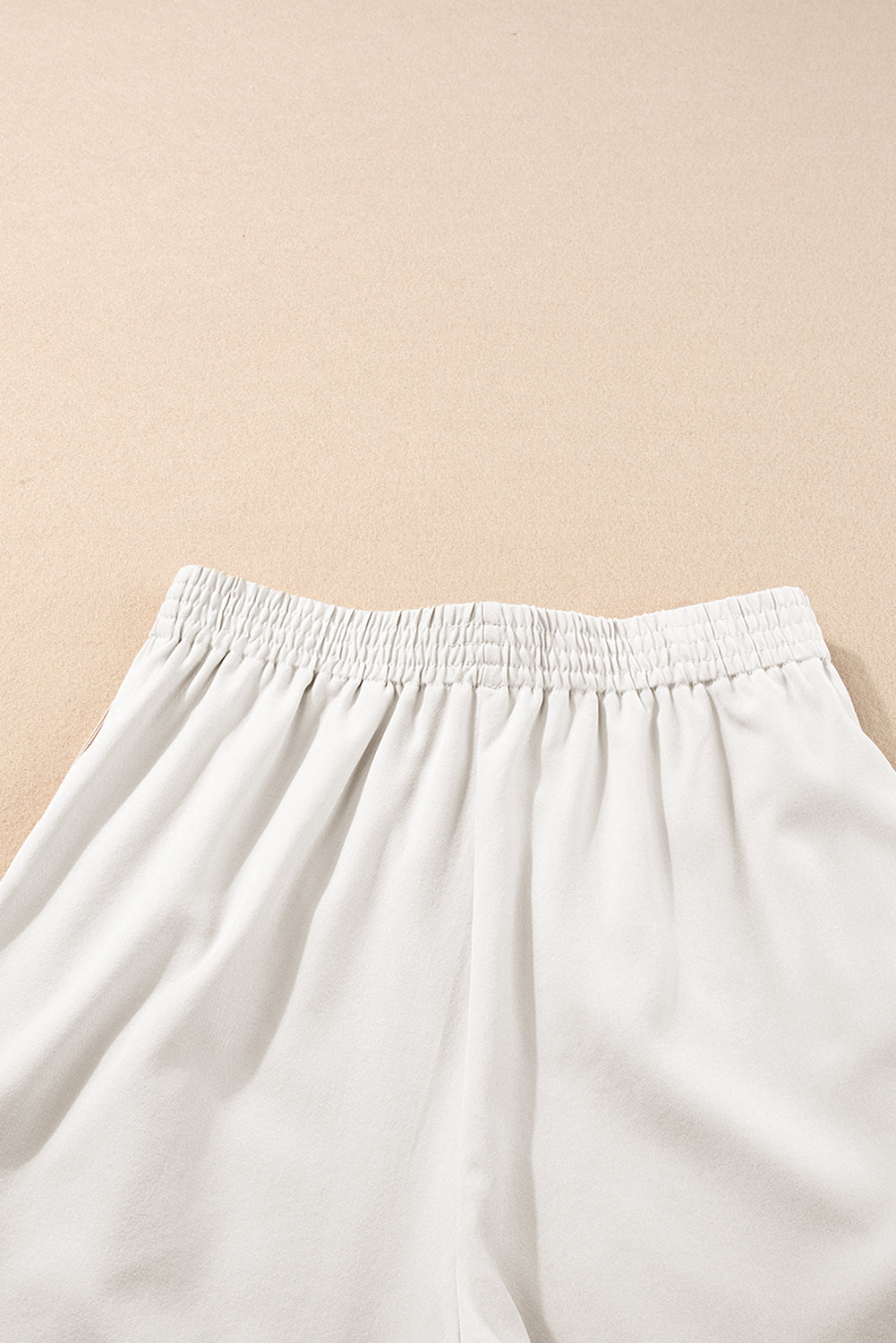 Bel komplet kratkih hlač z elastiko v pasu Ricrac