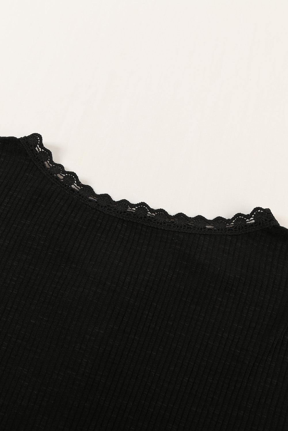 Črna rebrasta pletena majica s kratkimi rokavi in ​​gumbi