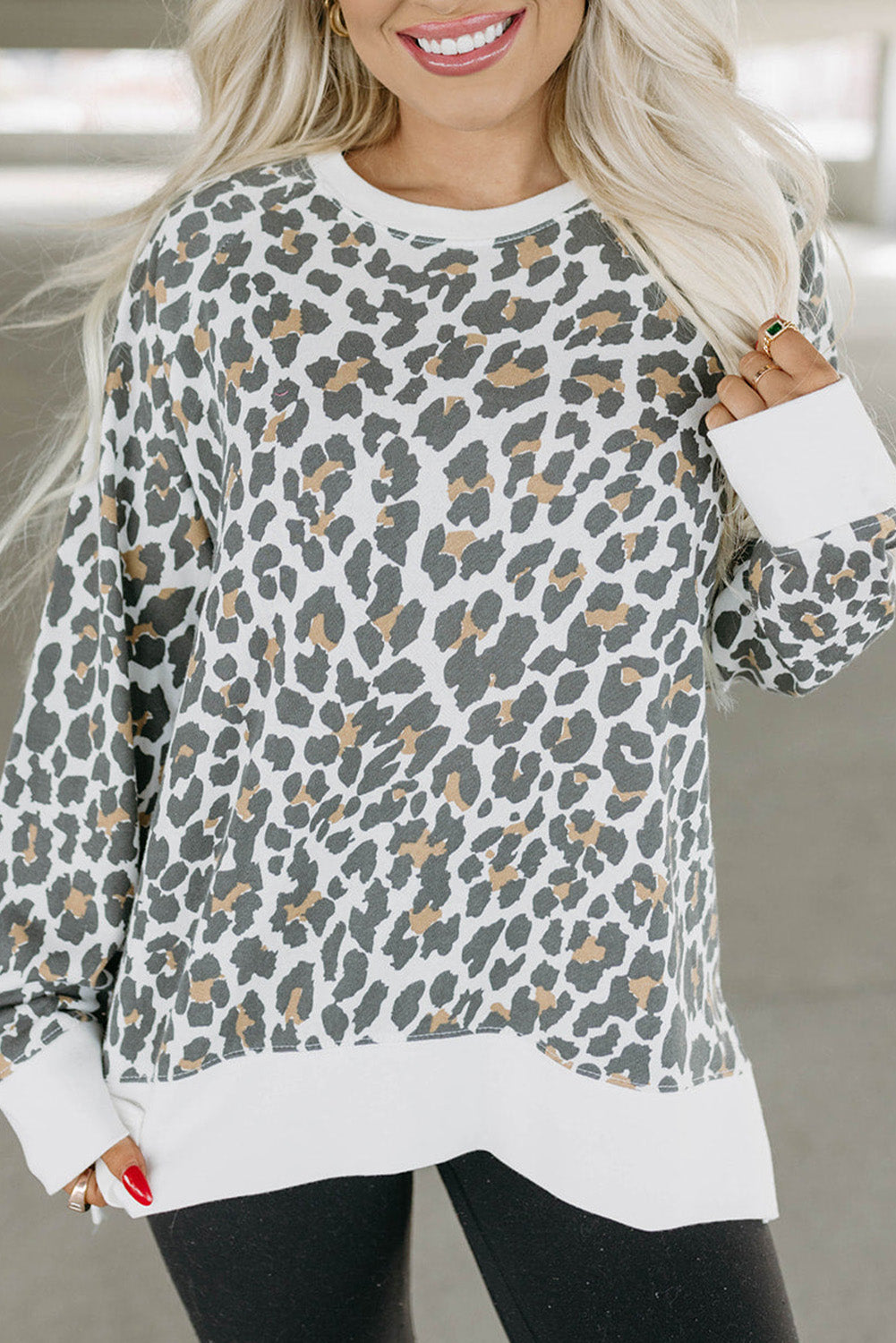 Weißes, bedrucktes Oberteil mit Leopardenmuster und einfarbigem Besatz