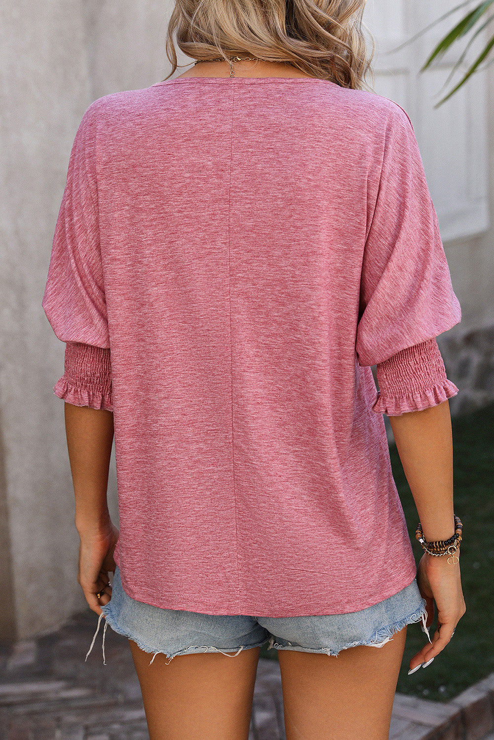 Rosafarbenes, gesmoktes T-Shirt mit Puffärmeln und gekerbtem Ausschnitt