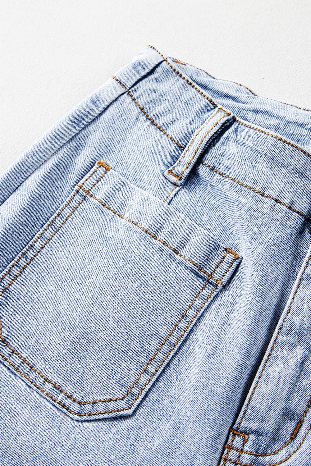 Beau Blue Acid Wash Jeans mit Kontrastkanten und Taschen