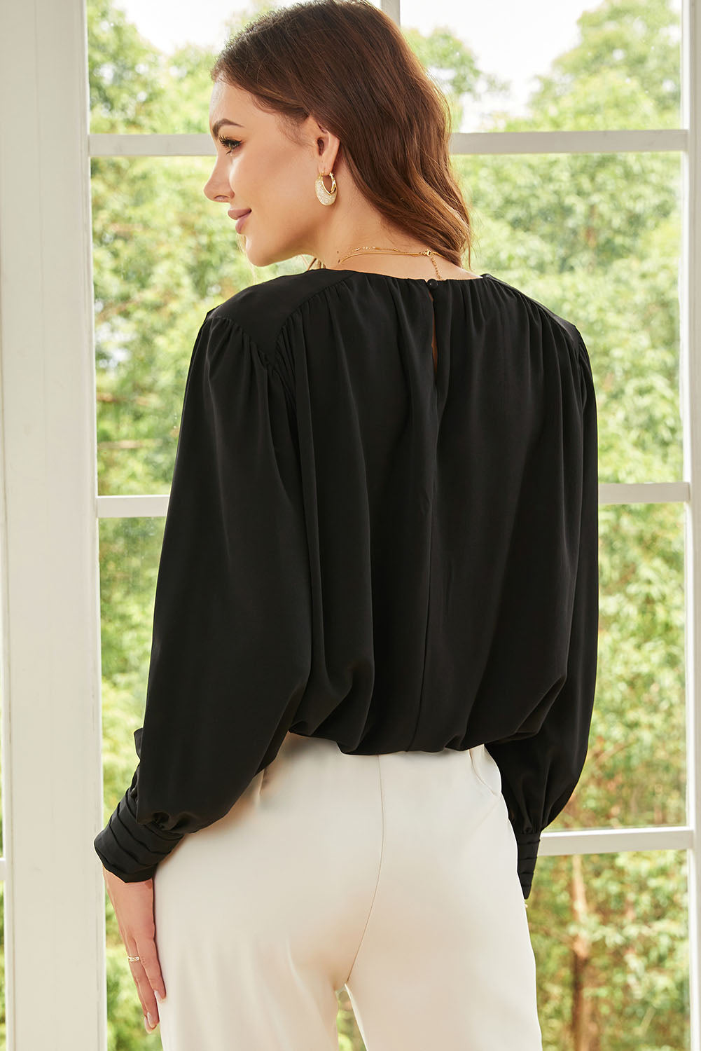 Crna široka plisirana bluza s plisiranim manžetama na ramenima s podstavljenim gumbima