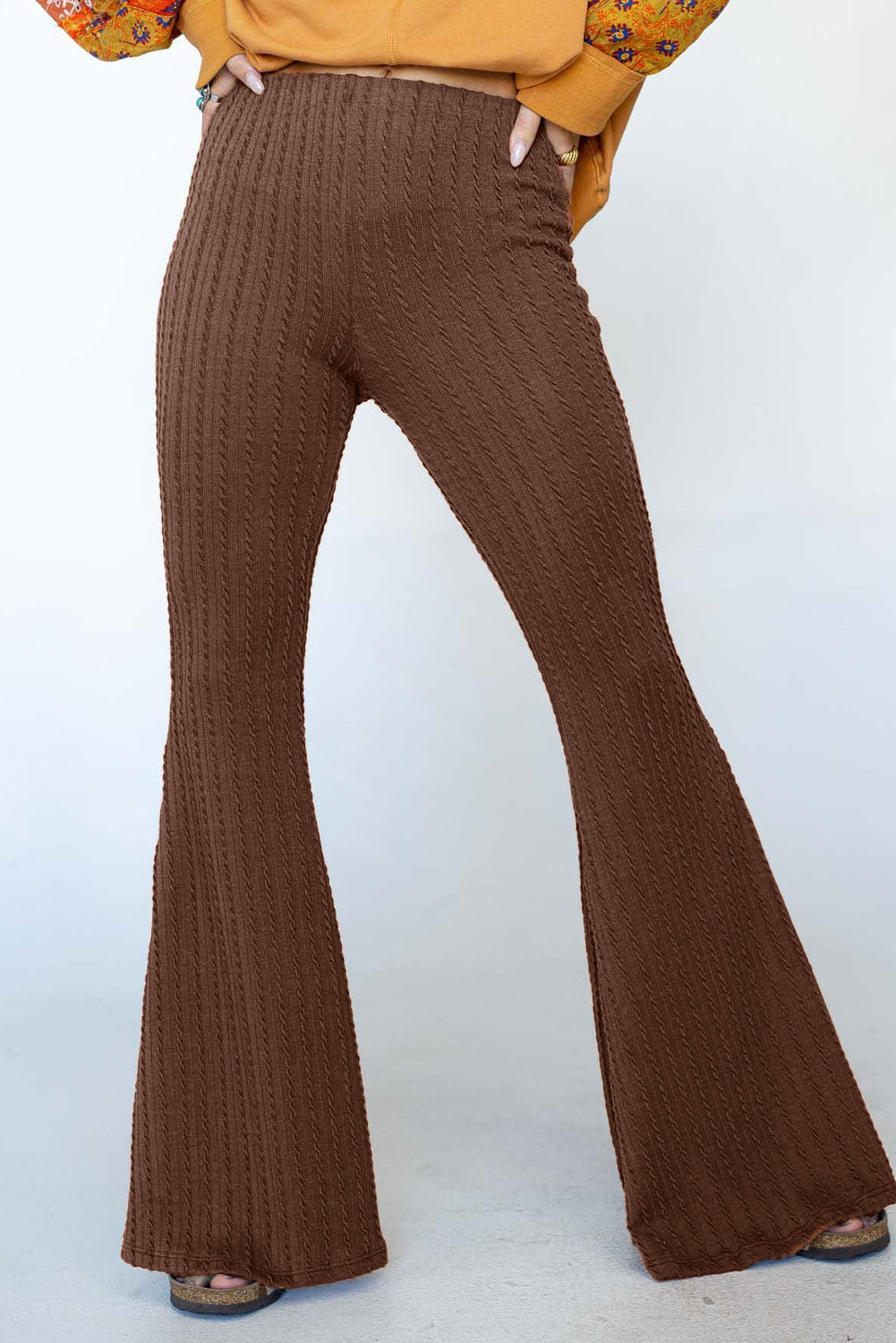 Pletene široke hlače srednjeg struka s teksturom kave