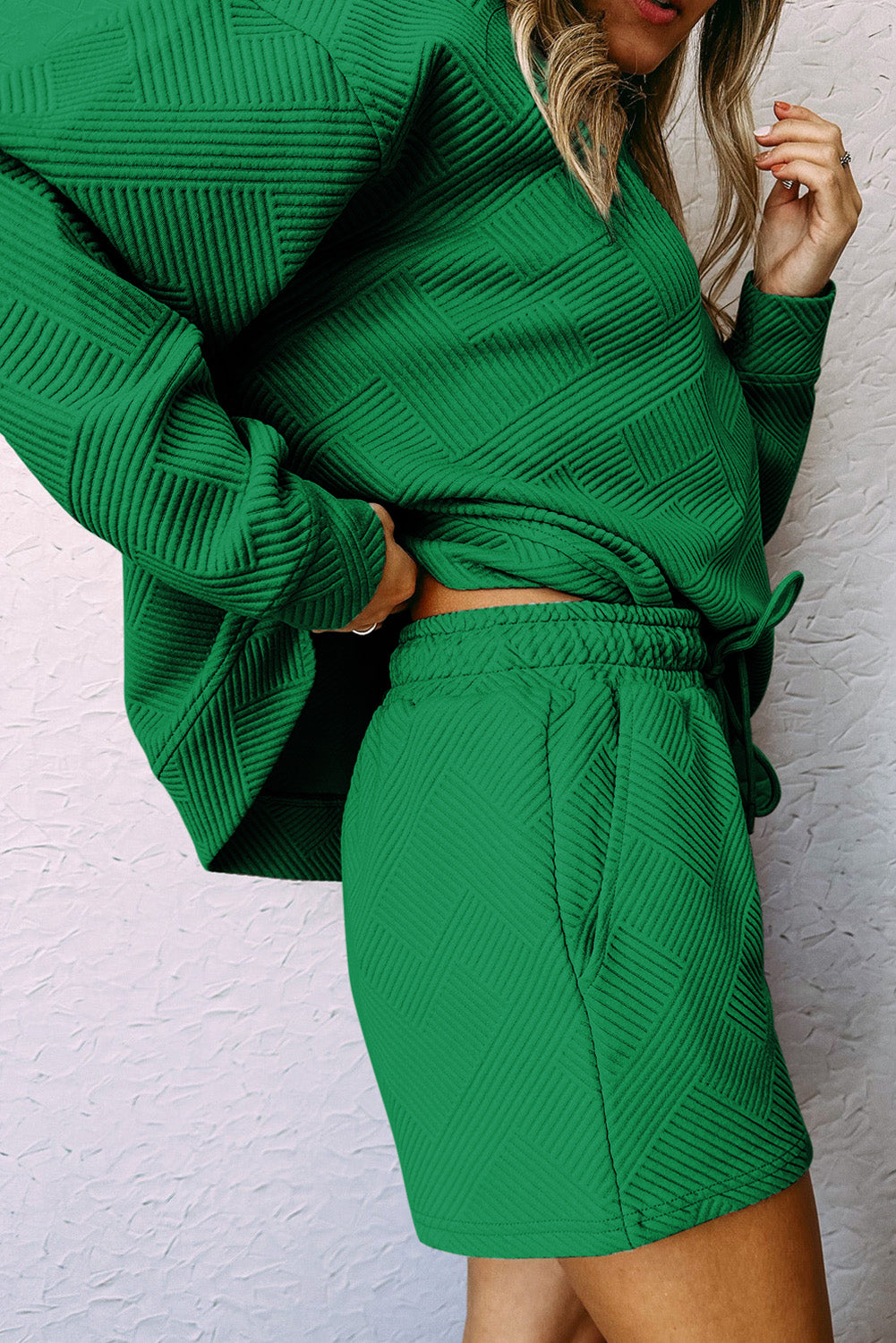 Grünes, strukturiertes Langarm-Top und Shorts mit Kordelzug