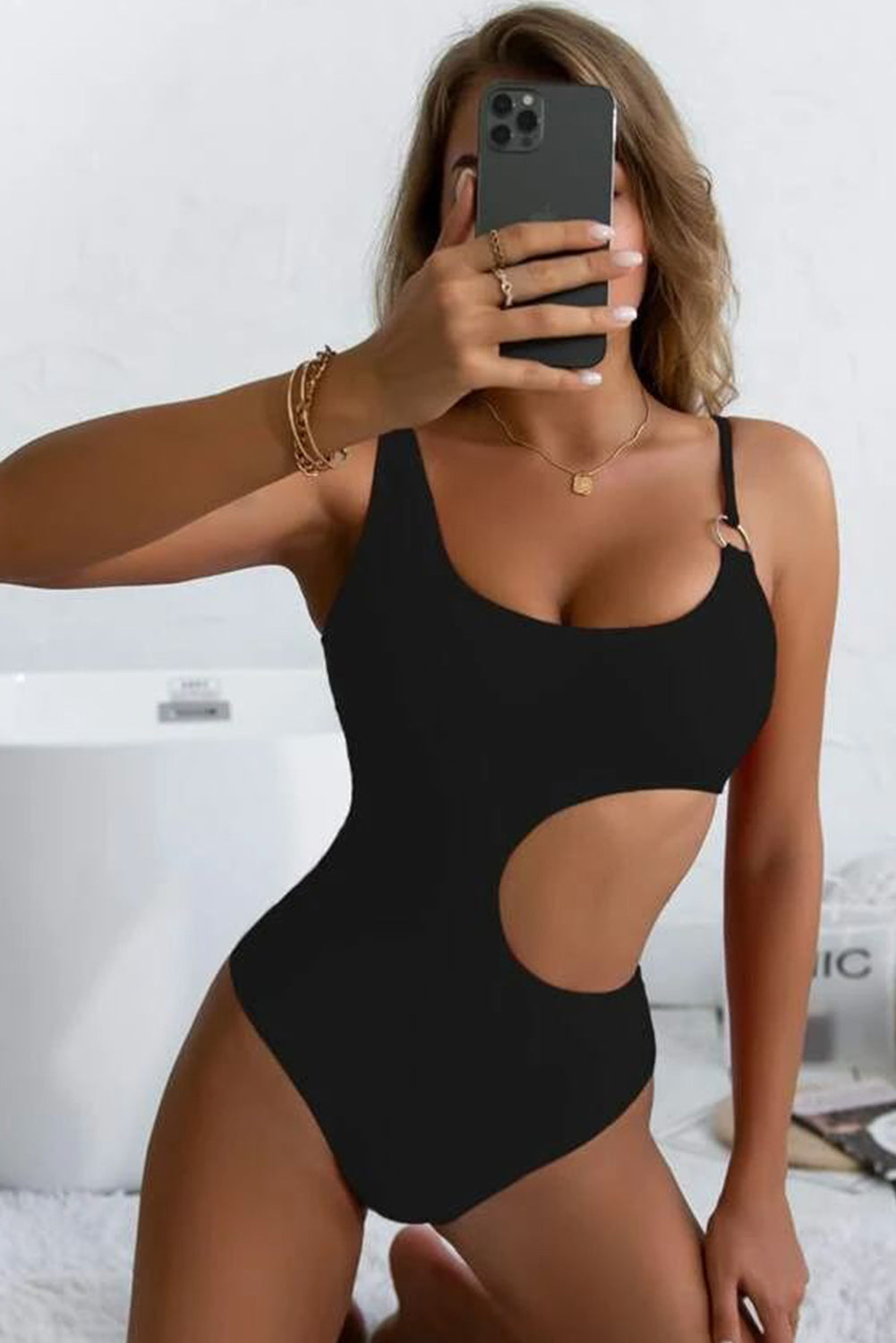 Crni jednodijelni kupaći kostim s asimetričnim naramenicama