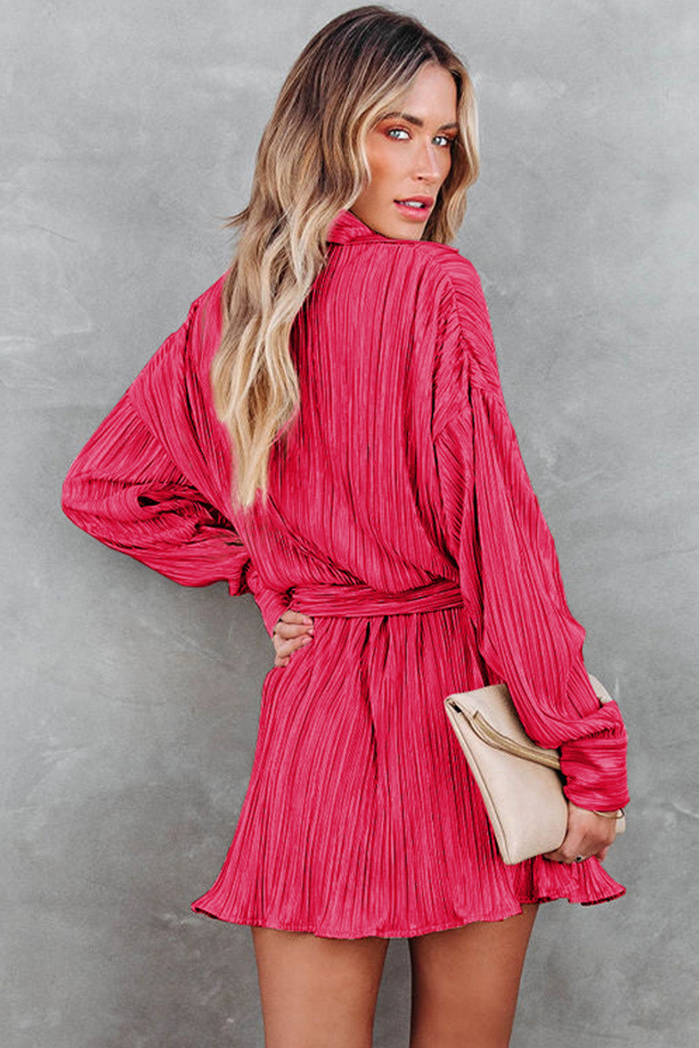 Mini-robe chemise à épaules tombantes et ceinture à boucle plissée rose