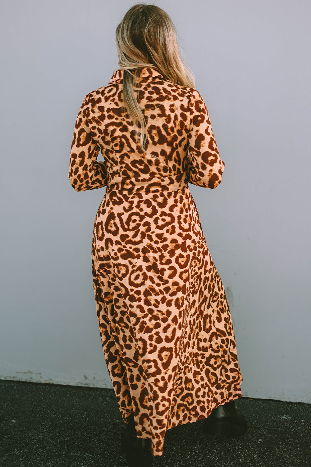 Maxi obleka z leopardjim gumbom in dolgimi rokavi