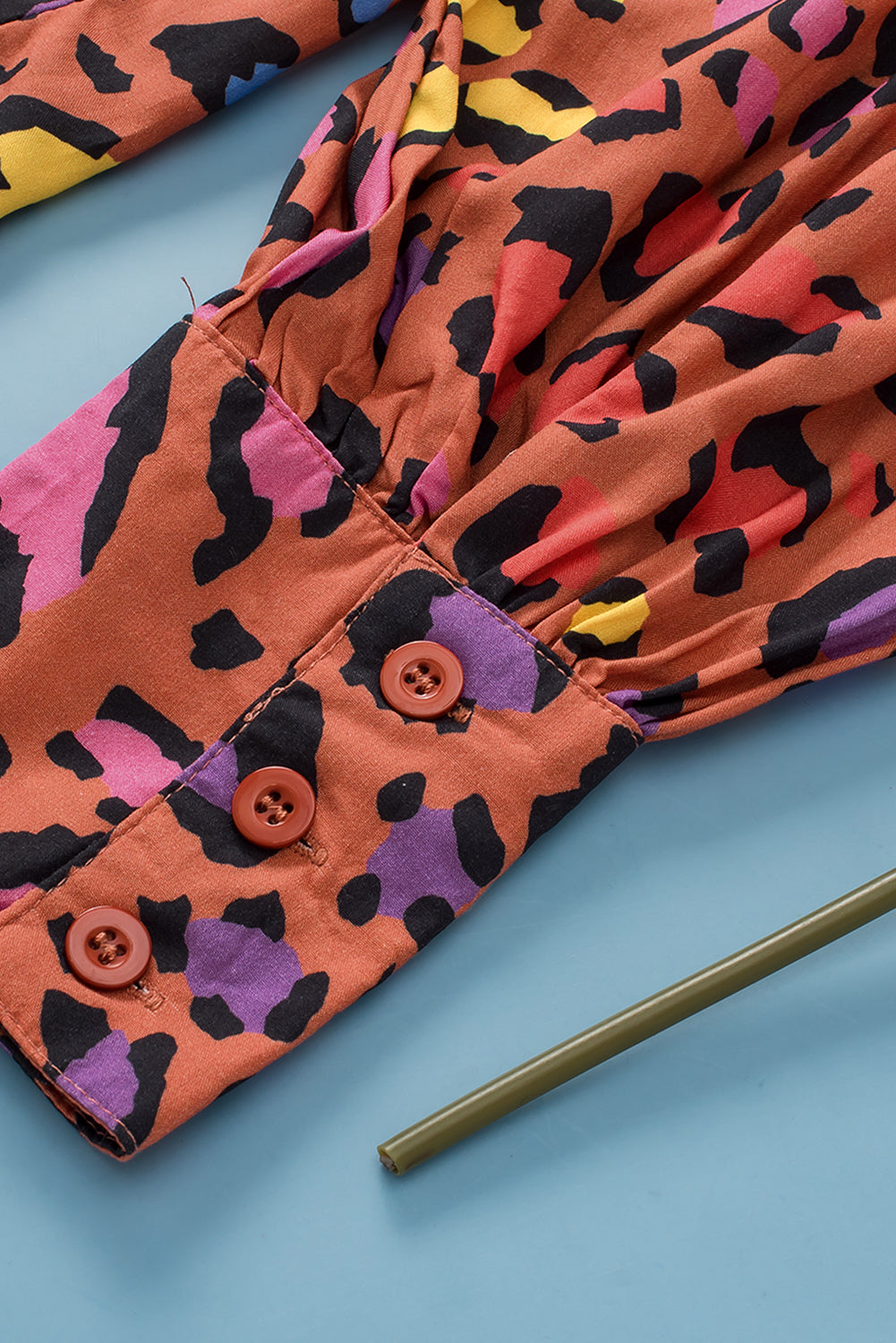 Camicia con maniche a palloncino con macchie di leopardo colorato marrone