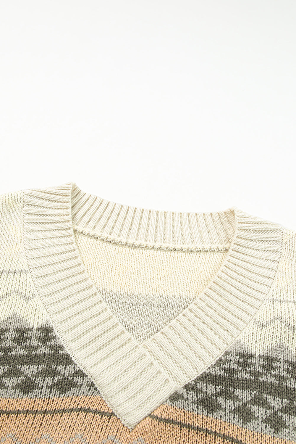 Kaki pleteni pulover s rebrastim V izrezom s geometrijskim printom