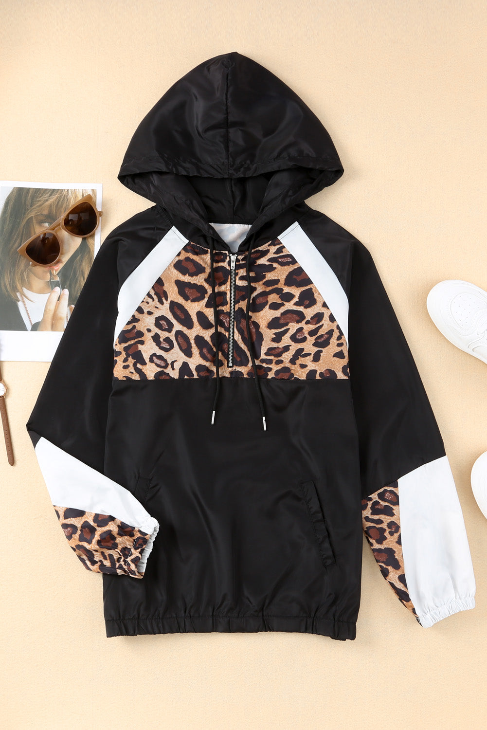 Sweat à capuche noir à imprimé léopard et coutures contrastées