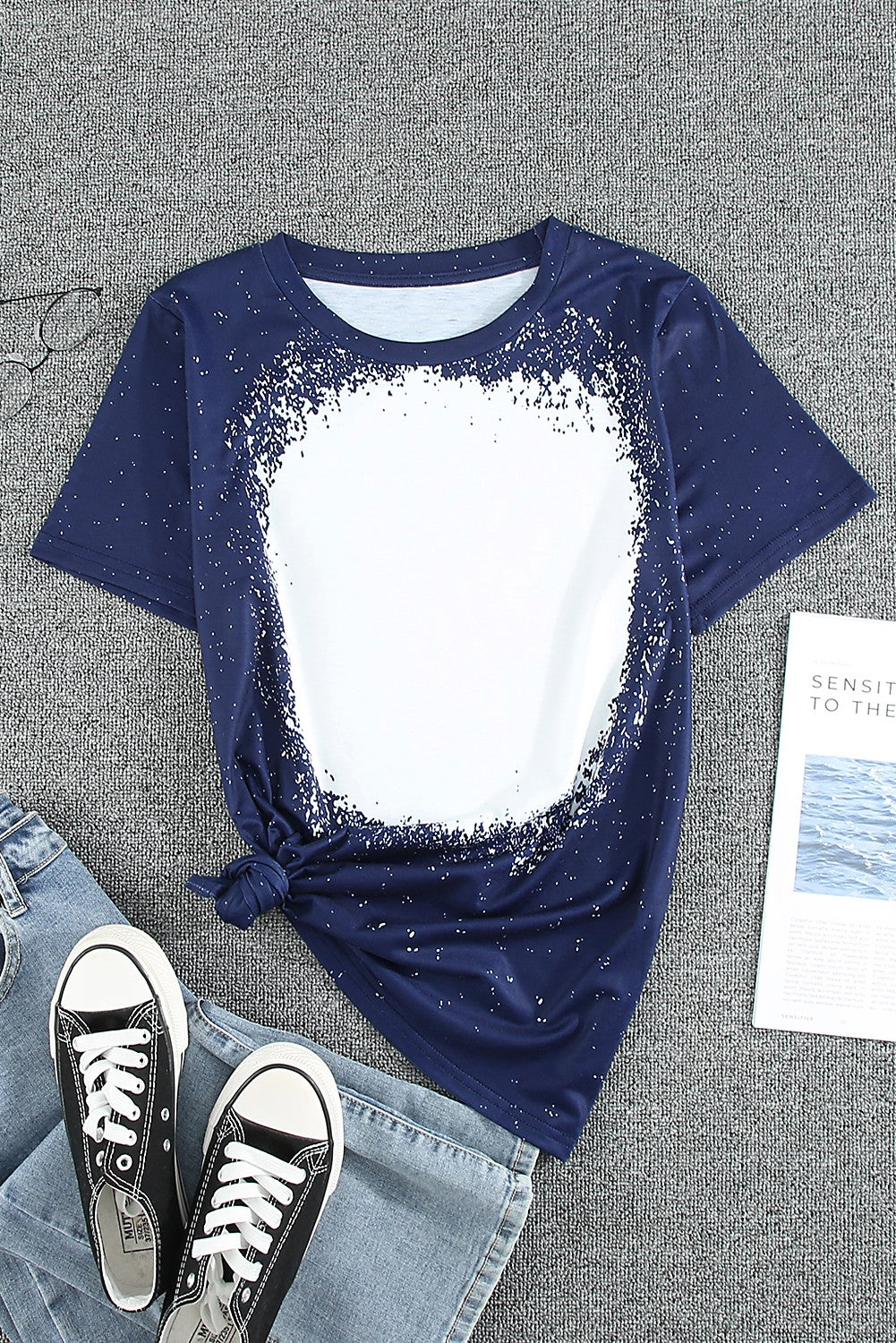 Marineblaues, kurzärmliges T-Shirt mit Rundhalsausschnitt und Batikmuster