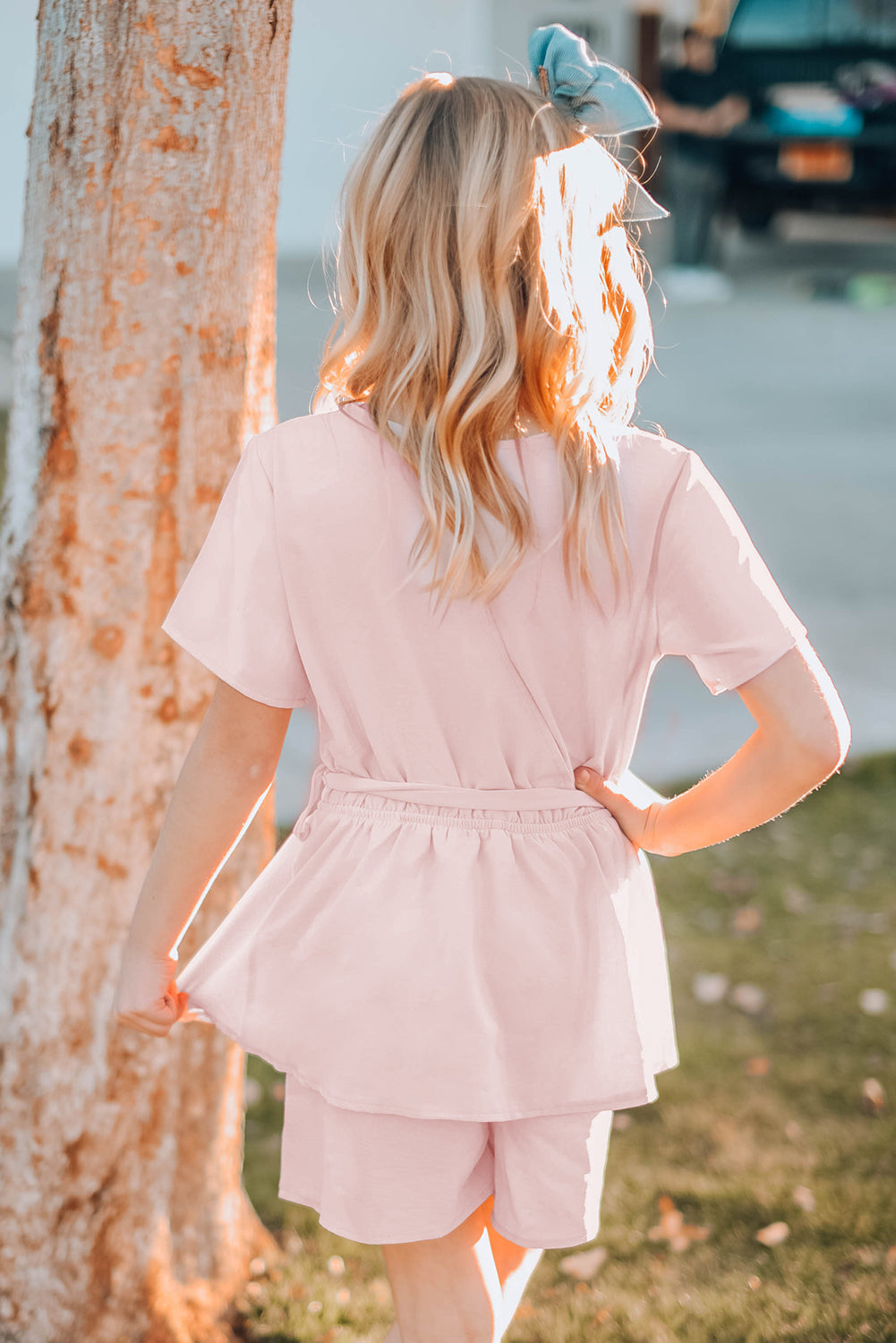 Barboteuse rose à basque et ceinture avec trou de serrure dans le dos pour filles