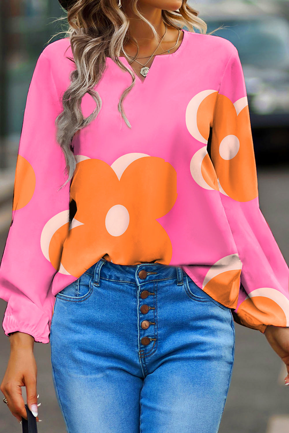 Bonbon-Bluse mit gekerbtem V-Ausschnitt und Blumendruck