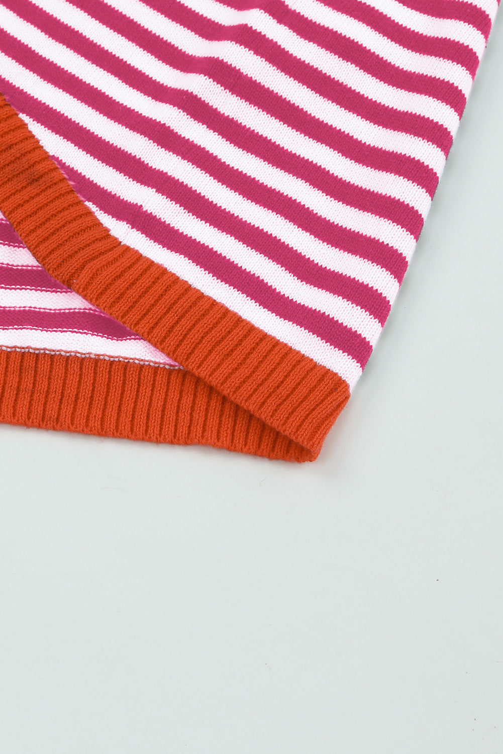 Roza kontrastno obrezan črtast pulover na spuščena ramena