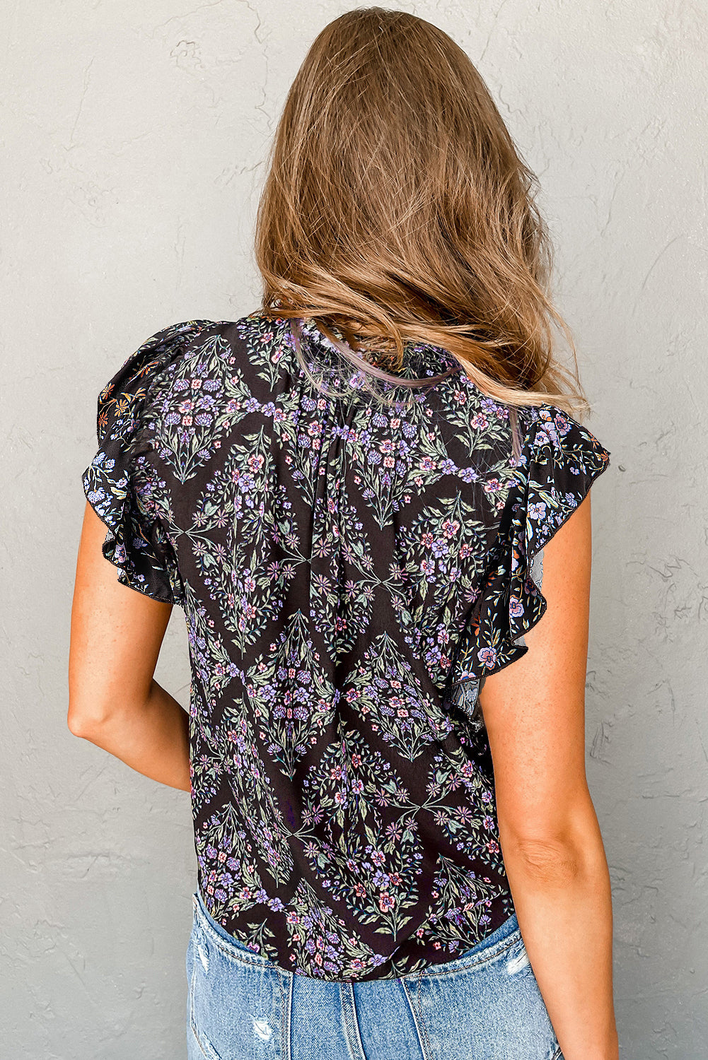 Črna vintage bluza s cvetličnimi naborki in v-izrezom