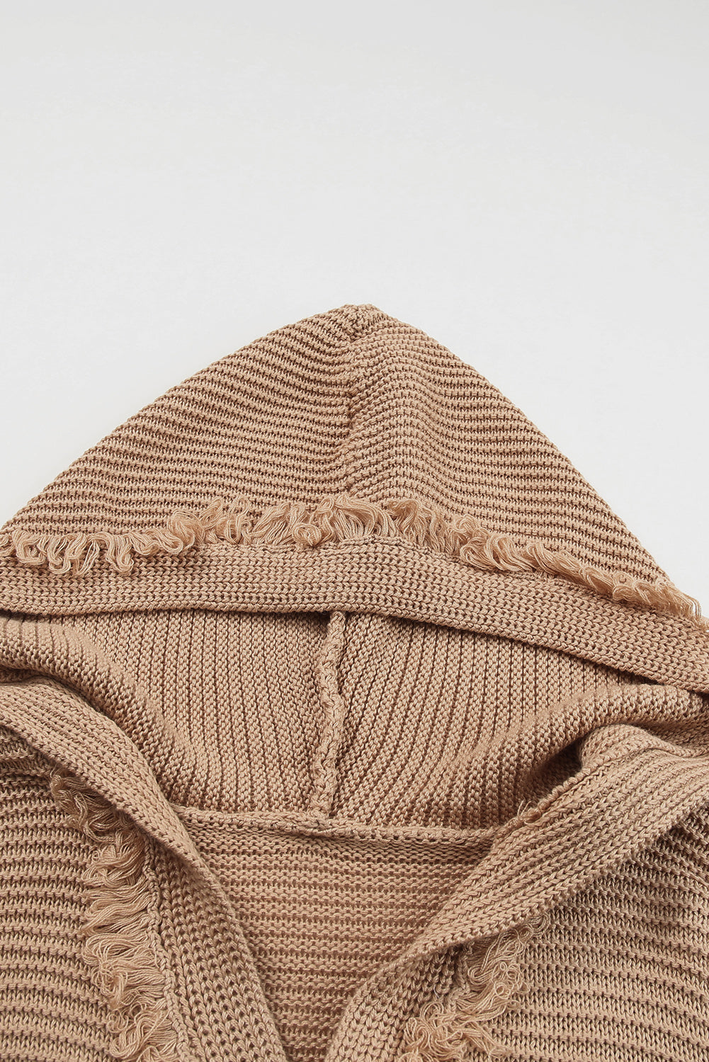 Rebrasti pulover s kapuco na spuščenih ramenih v kaki barvi z V izrezom