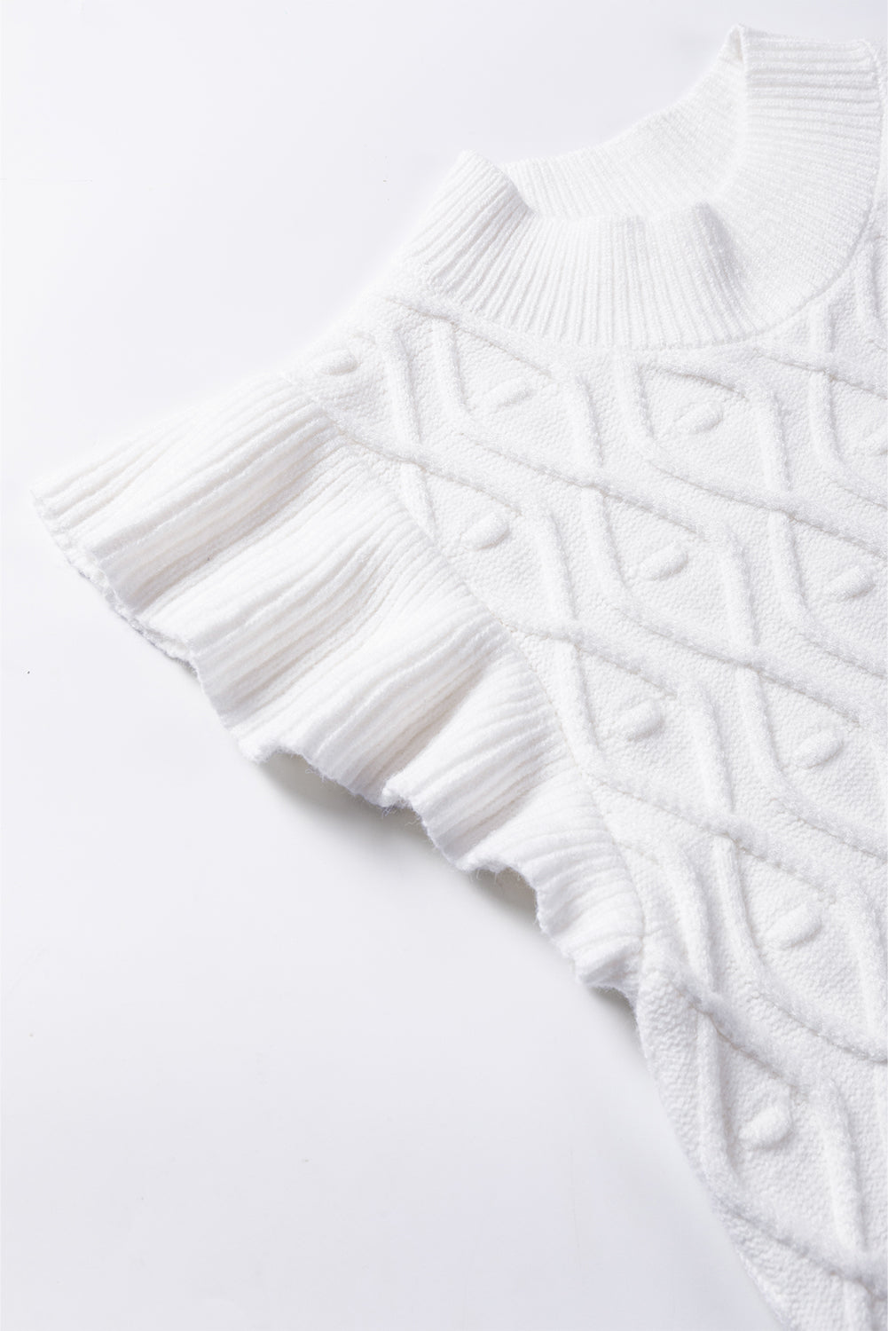 Gilet tricoté blanc texturé à col montant et à volants