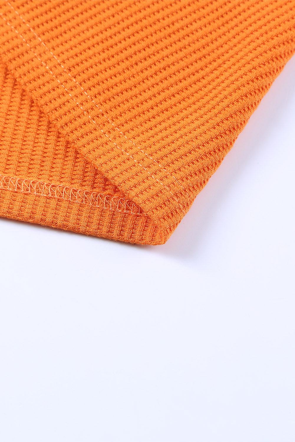 Oranžna pletena majica z vafeljskimi gumbi in z v-izrezom