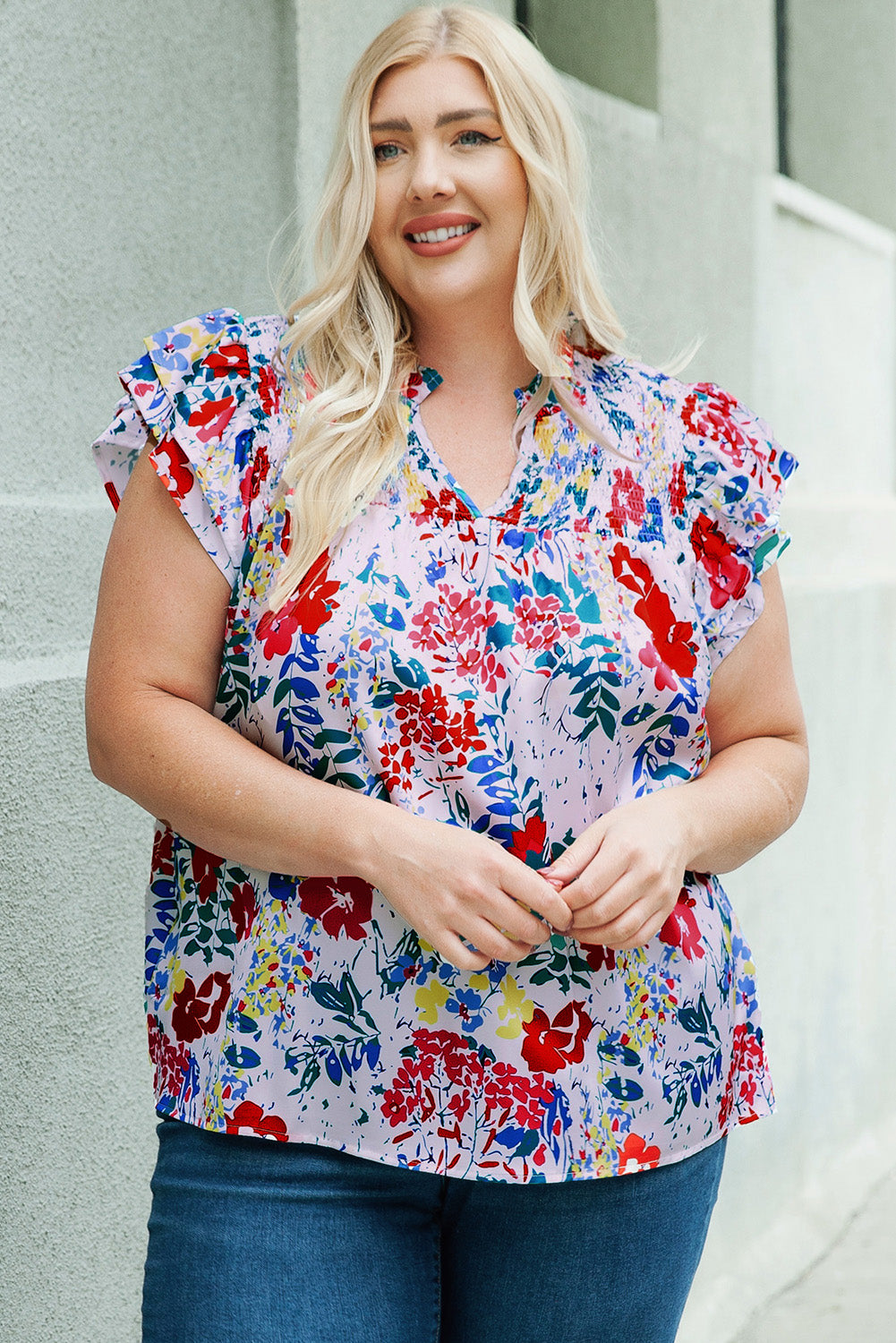 Fiery Red Plus - Blouse à col en V et manches courtes à volants et imprimé floral