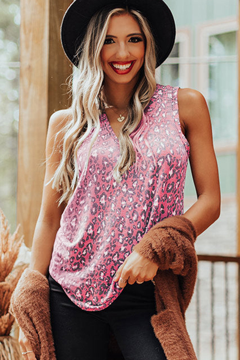 Rožnata majica z leopardjim v-izrezom