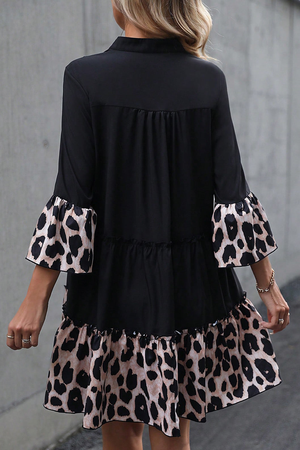 Schwarzes, kurviges Kleid mit Leoparden-Patchwork, geteiltem Ausschnitt und Rüschen
