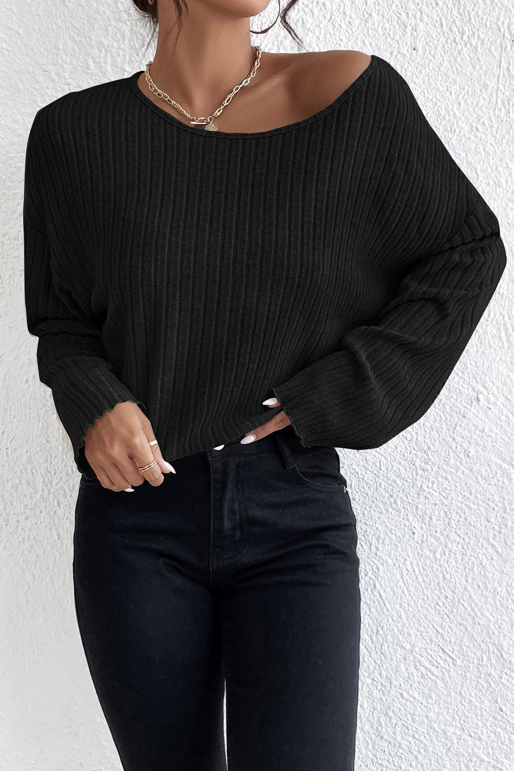 Ohlapna rebrasta pletena majica s spuščenimi rameni v črni barvi solate