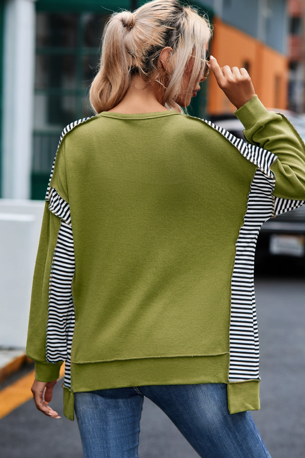 Grün gestreiftes Henley-Sweatshirt mit freiliegender Naht und Aufnäher