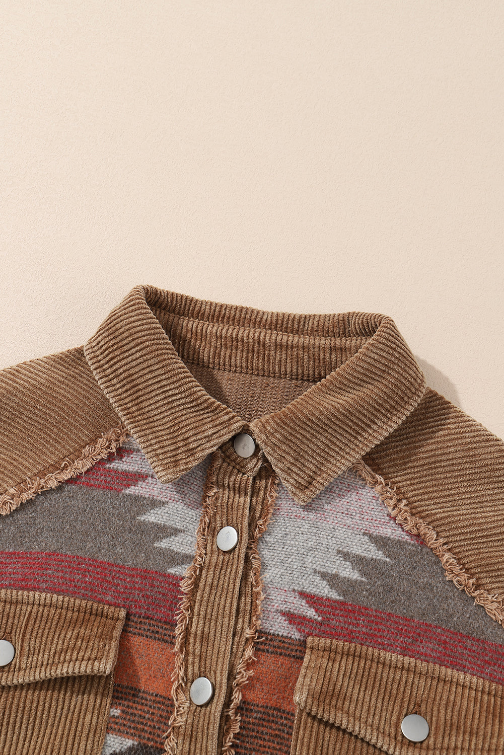 Kamelfarbene Western-Jacke mit Patchwork-Tasche und Patte