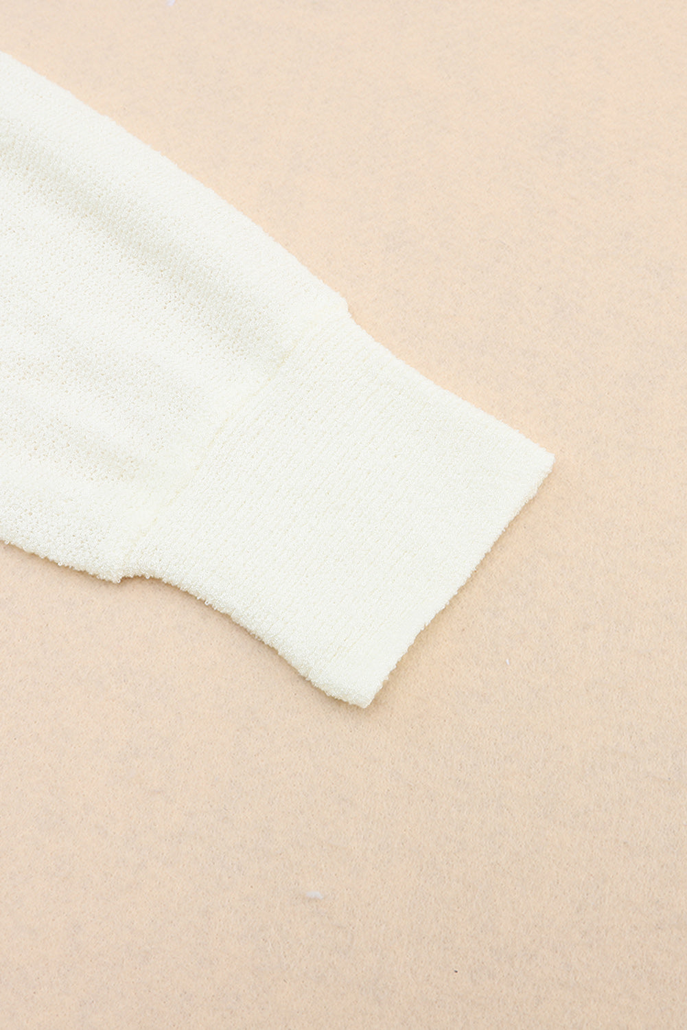 Bel sproščen pulover z dolgimi rokavi in ​​izrezom na ramenih