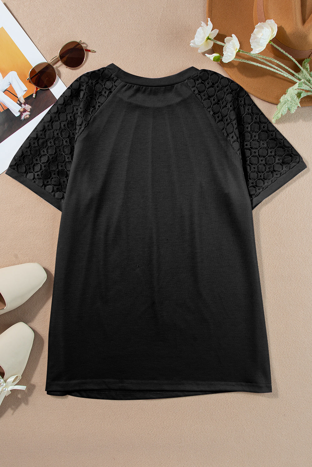 Črna majica z šivi in ​​kontrastnimi čipkastimi raglan rokavi