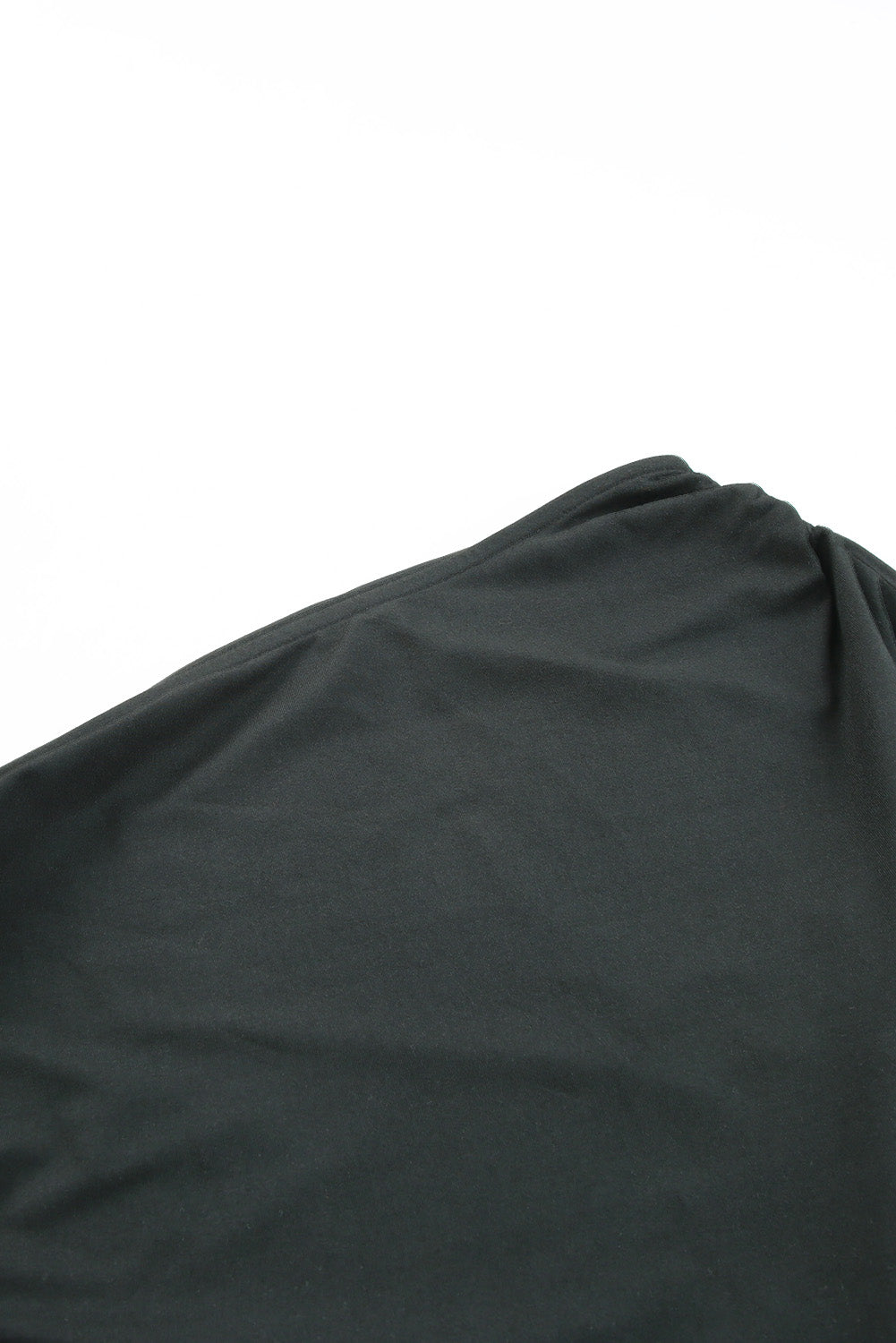 Črna oprijeta obleka z naborki in kratkimi rokavi z eno ramo