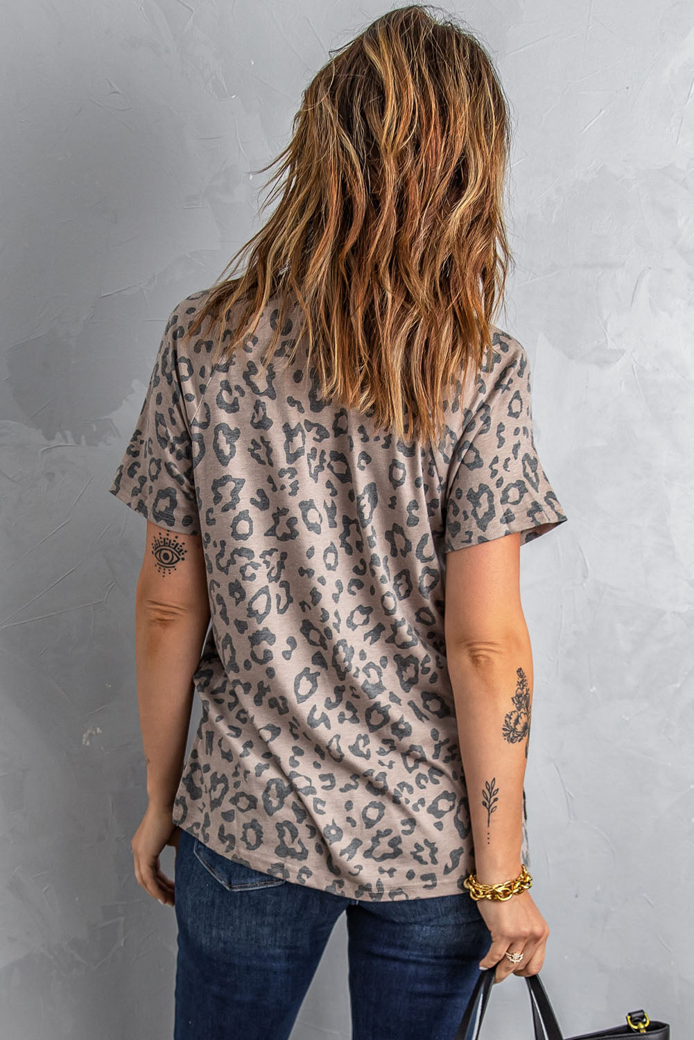 Rjava majica z leopardjim sprednjim žepom in v-izrezom