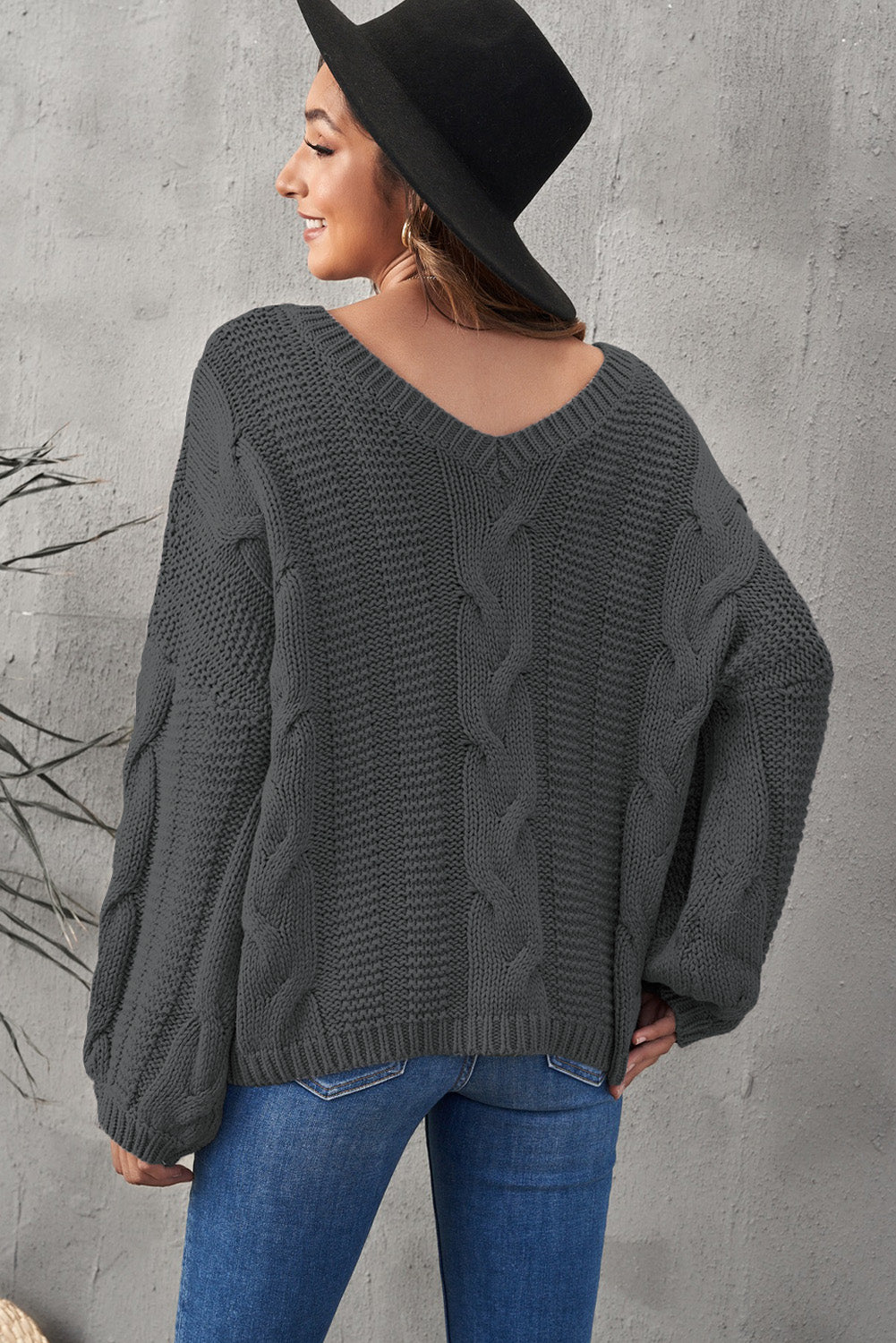 Tamno sivi pleteni džemper s V-izrezom