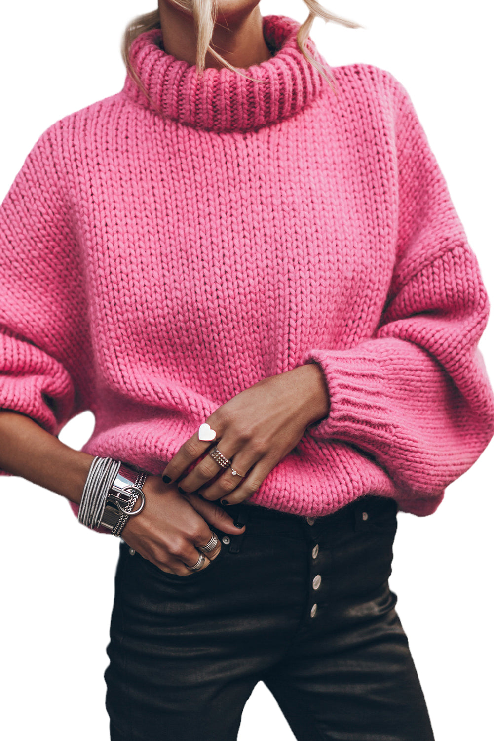 Svijetlosivi pulover s dugim ramenima i krupnim pletenim ovratnikom