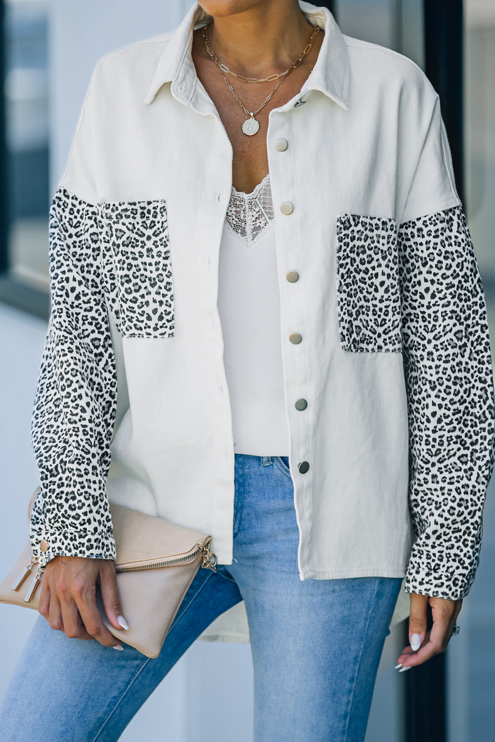 Giacca in denim leopardato bianco a contrasto