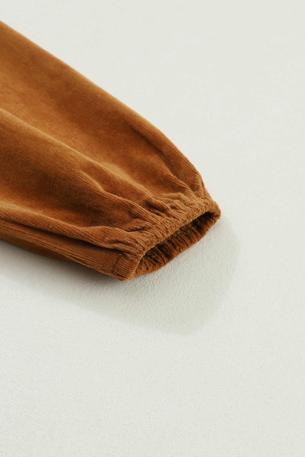 Mini abito in velluto a coste a strati con maniche a sbuffo e collo quadrato color castagna