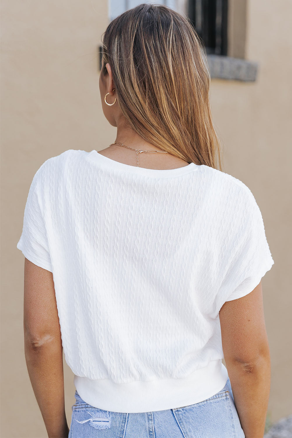 Bijela teksturirana pletena majica kratkih rukava