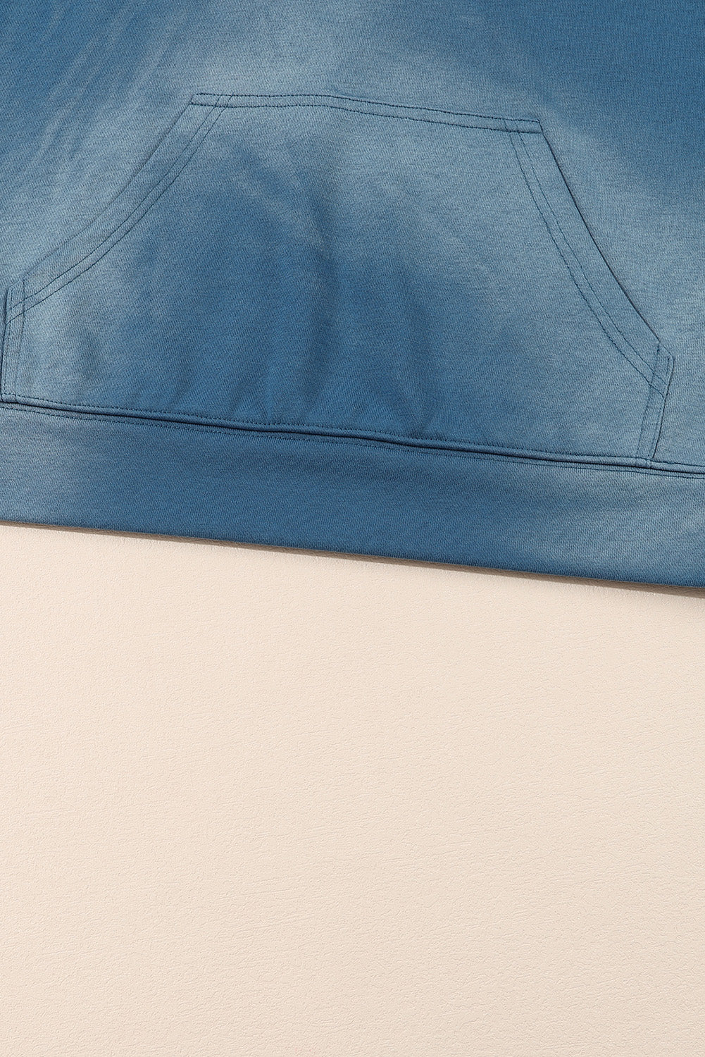 Plava jednobojna majica s kapuljačom s kapuljačom u obliku klokana