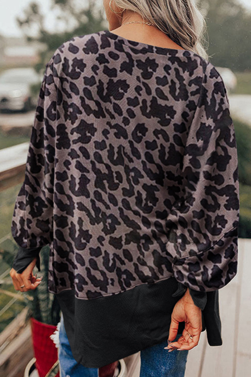 Sweat-shirt noir fendu à manches évêque et patchwork léopard