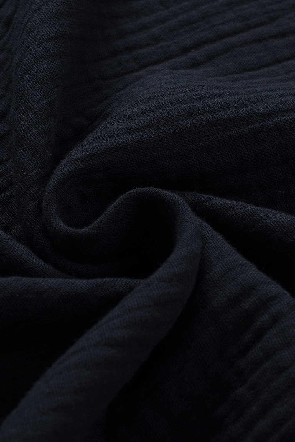 Crna teksturirana bluza kratkih rukava s volanima