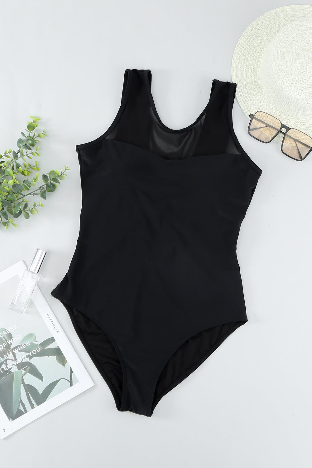 Crni jednodijelni kupaći kostim s izdubljenom mrežom na leđima