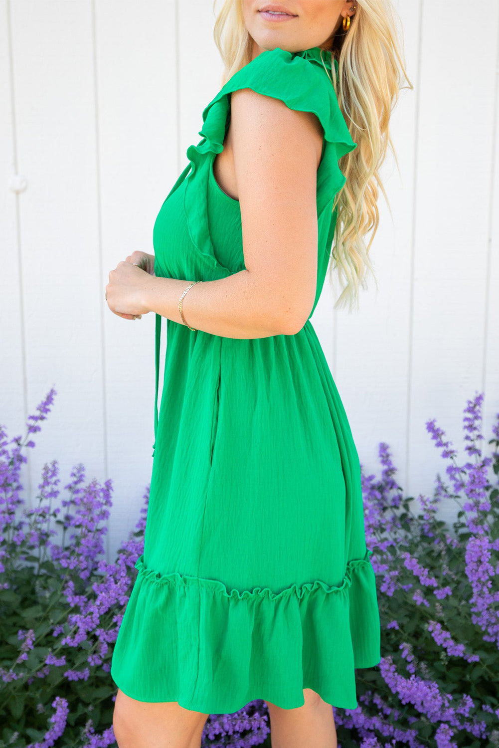 Svijetlozelena haljina s volanima s elastičnim V izrezom i strukom