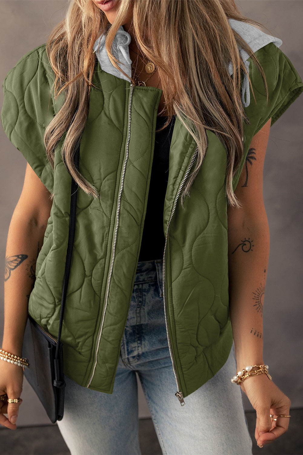 Gilet imbottito con cerniera e cappuccio trapuntato verde giungla con coulisse