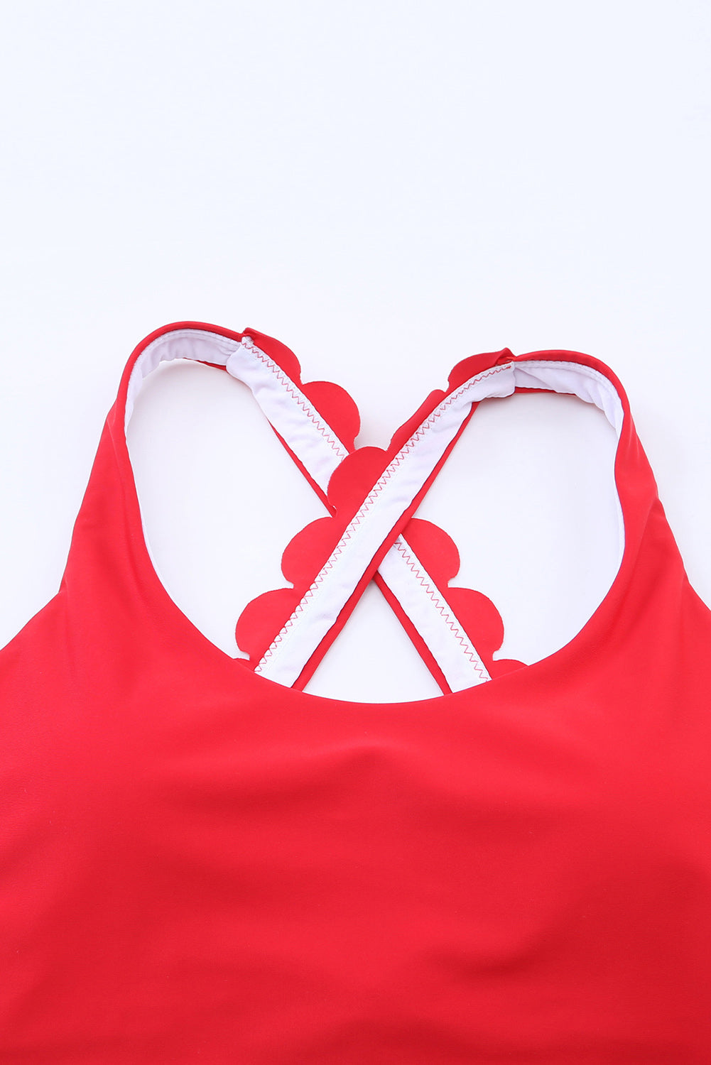 Feurig rotes, kurz geschnittenes Bikinioberteil mit gekreuzten Trägern