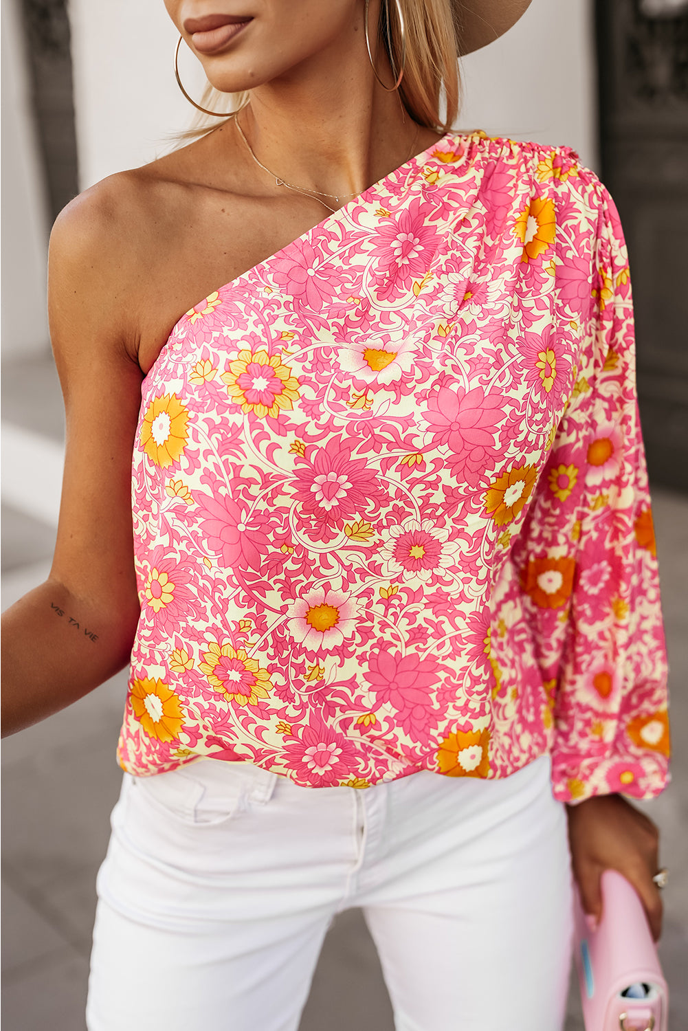 Rožnata bluza s cvetličnimi rokavi na eno ramo in naborke